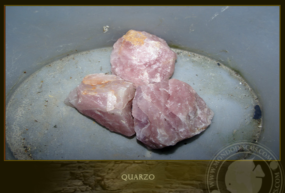 roccia di quarzo rosa